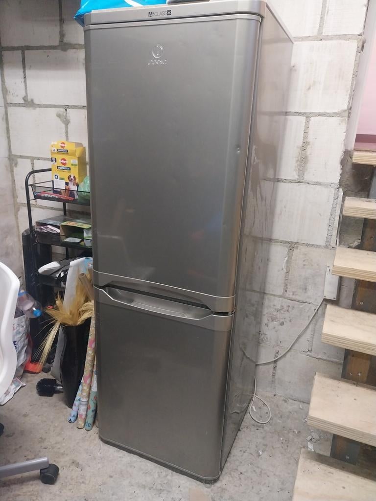 Indesit Koelkast met Vriezer - Grijs, Witgoed en Apparatuur, 150 tot 200 liter, Gebruikt, 60 cm of meer, Met aparte vriezer