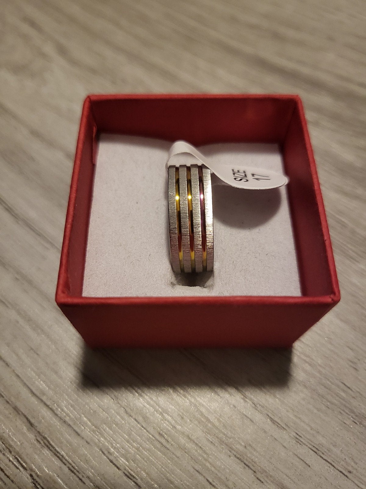 Nieuwe ring, maat 17, zilverkleurig met gouden accenten, IJzer of Staal, Nieuw, Ophalen of Verzenden, 17 tot 18