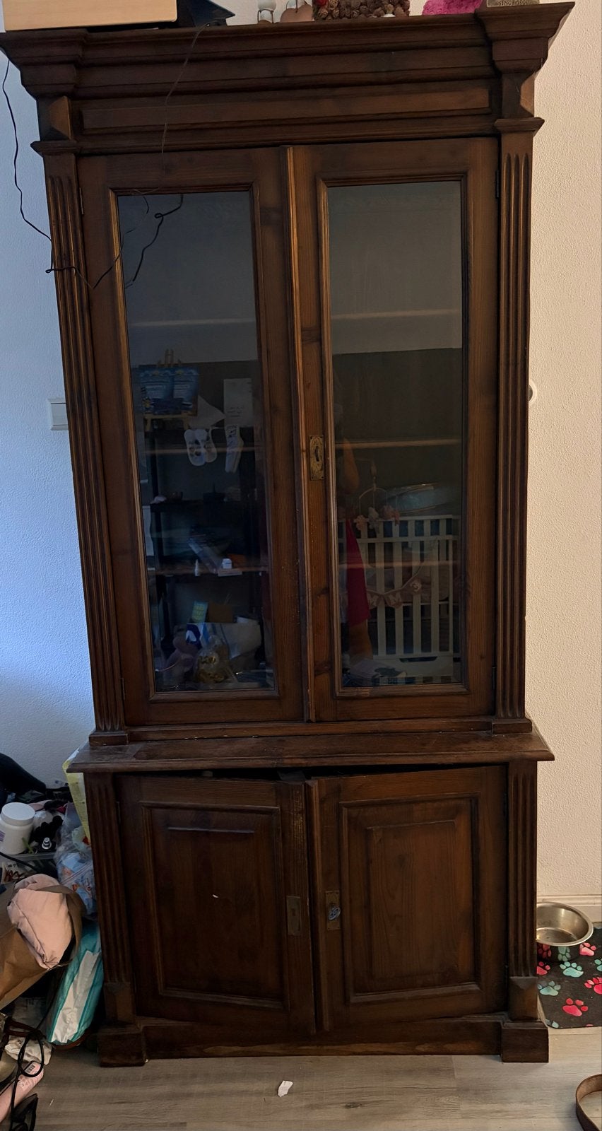 Antieke houten vitrinekast met opbergruimte, Ophalen