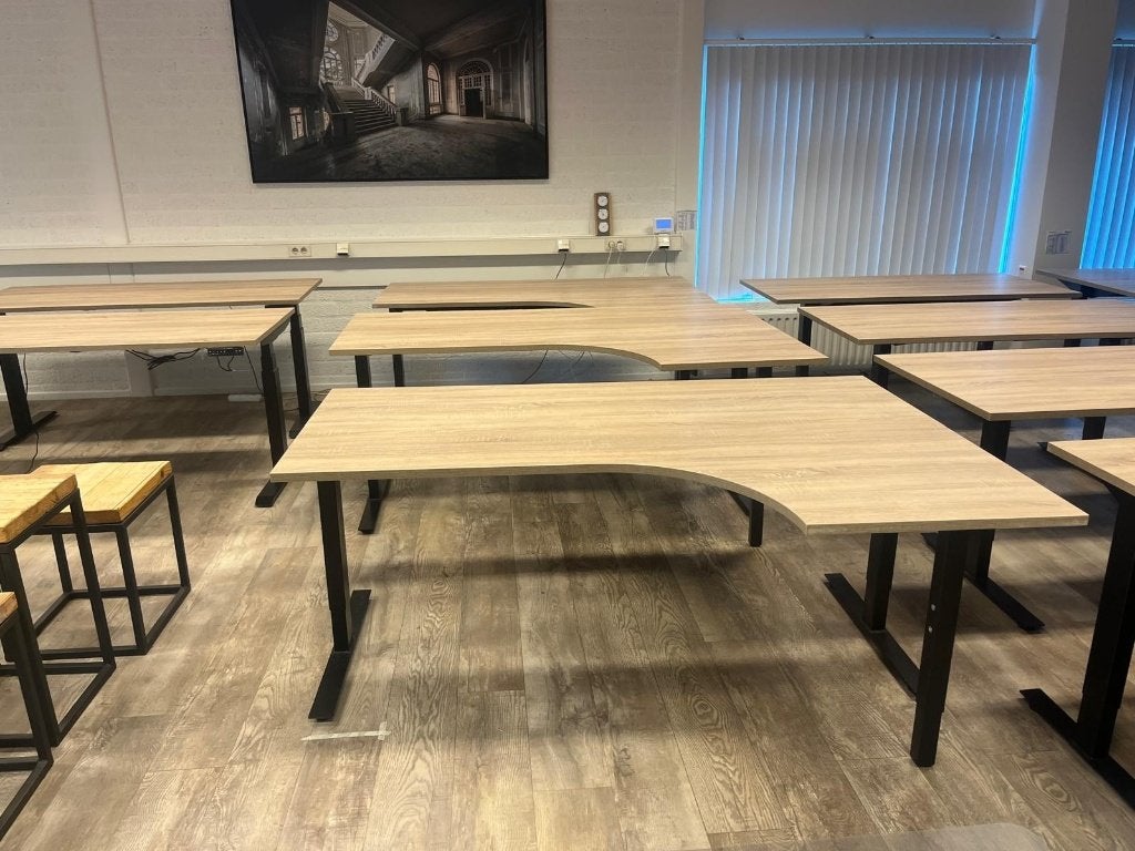 bureaus, vergadertafel, kasten,koffiezetapparaat, tuintafel, Ophalen, Gebruikt, Archief en Opbergen, Complete inventaris