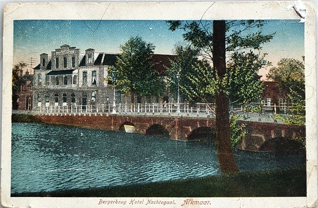 Bergerbrug met Hotel Nachtegaal te Alkmaar 1945, Ophalen of Verzenden, 1920 tot 1940, Gelopen, Noord-Holland