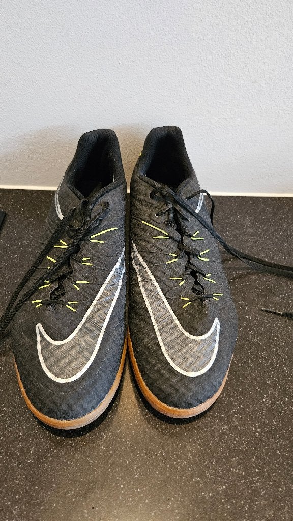 Zaalvoetbalschoenen, maat 45. Nike, Maat XS of kleiner, Schoenen, Ophalen of Verzenden, Zo goed als nieuw