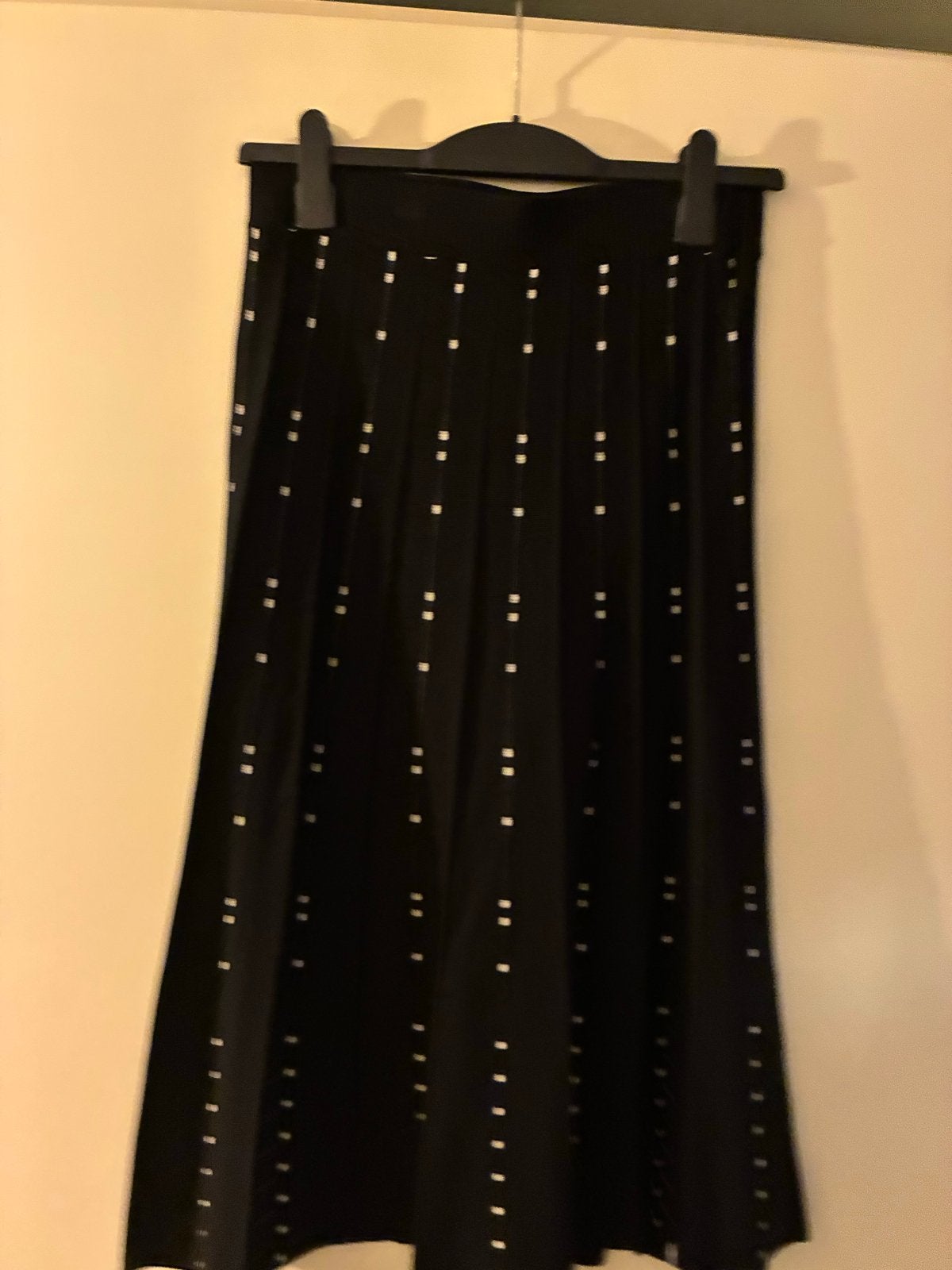 Zwarte H&M plooirok met stippen - Maat 36 (S), Kleding | Dames, Zwart, Ophalen of Verzenden, Zo goed als nieuw, Maat 36 (S)