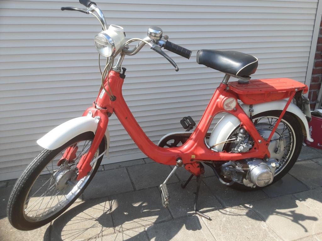 Te koop oldtimer p50e honda  uit 68 lopend nl kenteken, Fietsen en Brommers, Brommers | Oldtimers, Ophalen, Overige merken