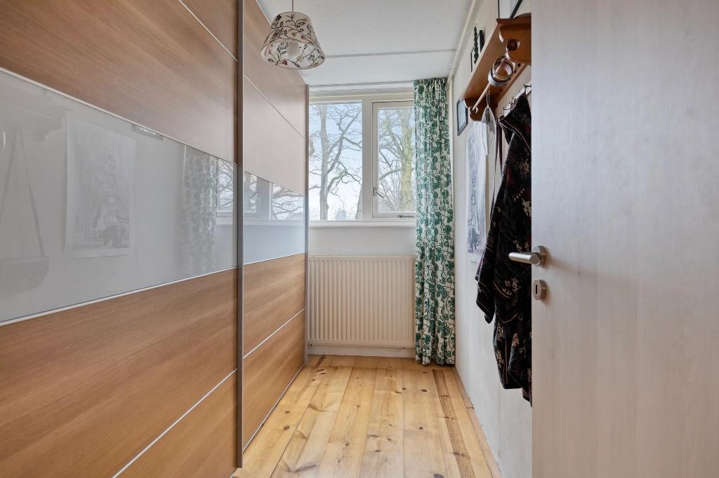 Grote kledingkast met schuifdeuren – hout/wit glas, Huis en Inrichting, Glas, Moderne, strakke kast met houtlook en glasdetails