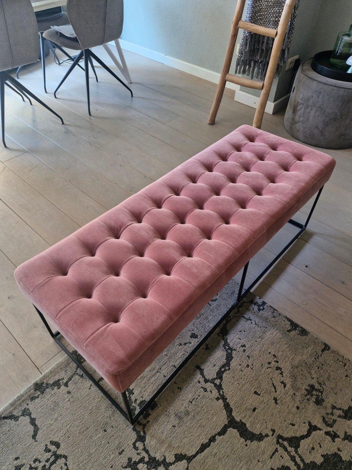 Roze fluwelen bankje / poef met metalen onderstel, Ophalen, Gebruikt, Overige kleuren, Stof