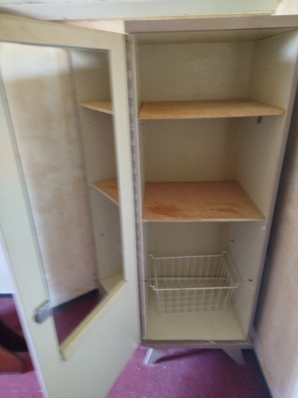 Vintage smalle kast met planken en draadmand, Ophalen, Gebruikt