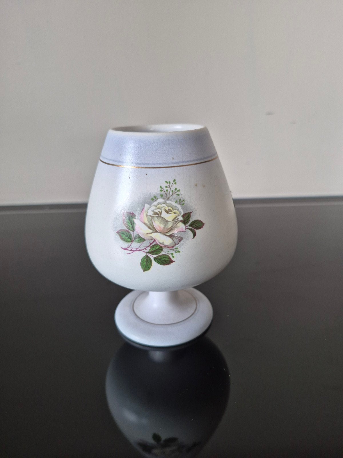 Flora Gouda Holland Rosaly Vaasje met Roosdecoratie, Ophalen of Verzenden