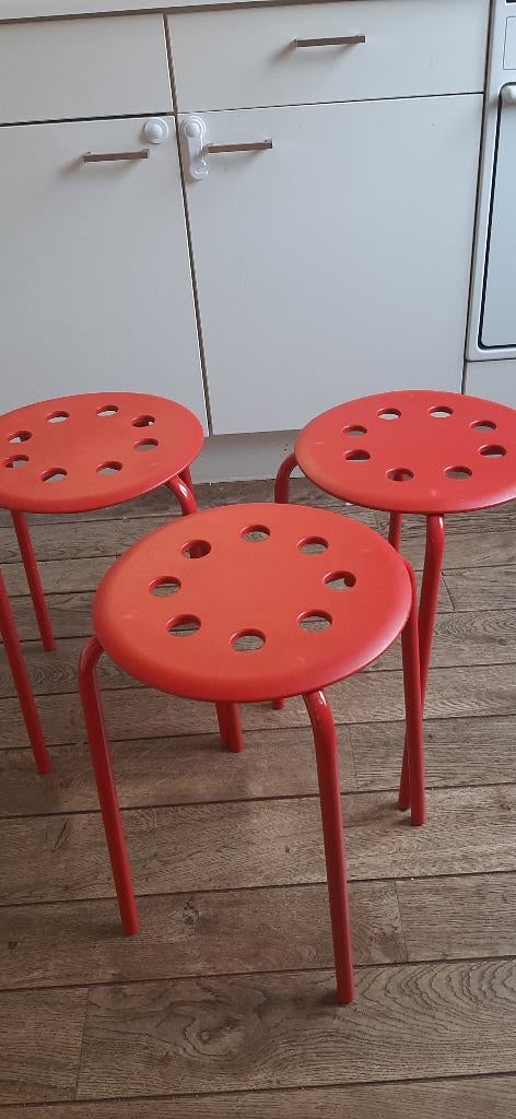 Red plastic/metal stools/rode krukjes (Set with 3 for €5), Huis en Inrichting, Krukjes, Ophalen, Gebruikt, Kunststof