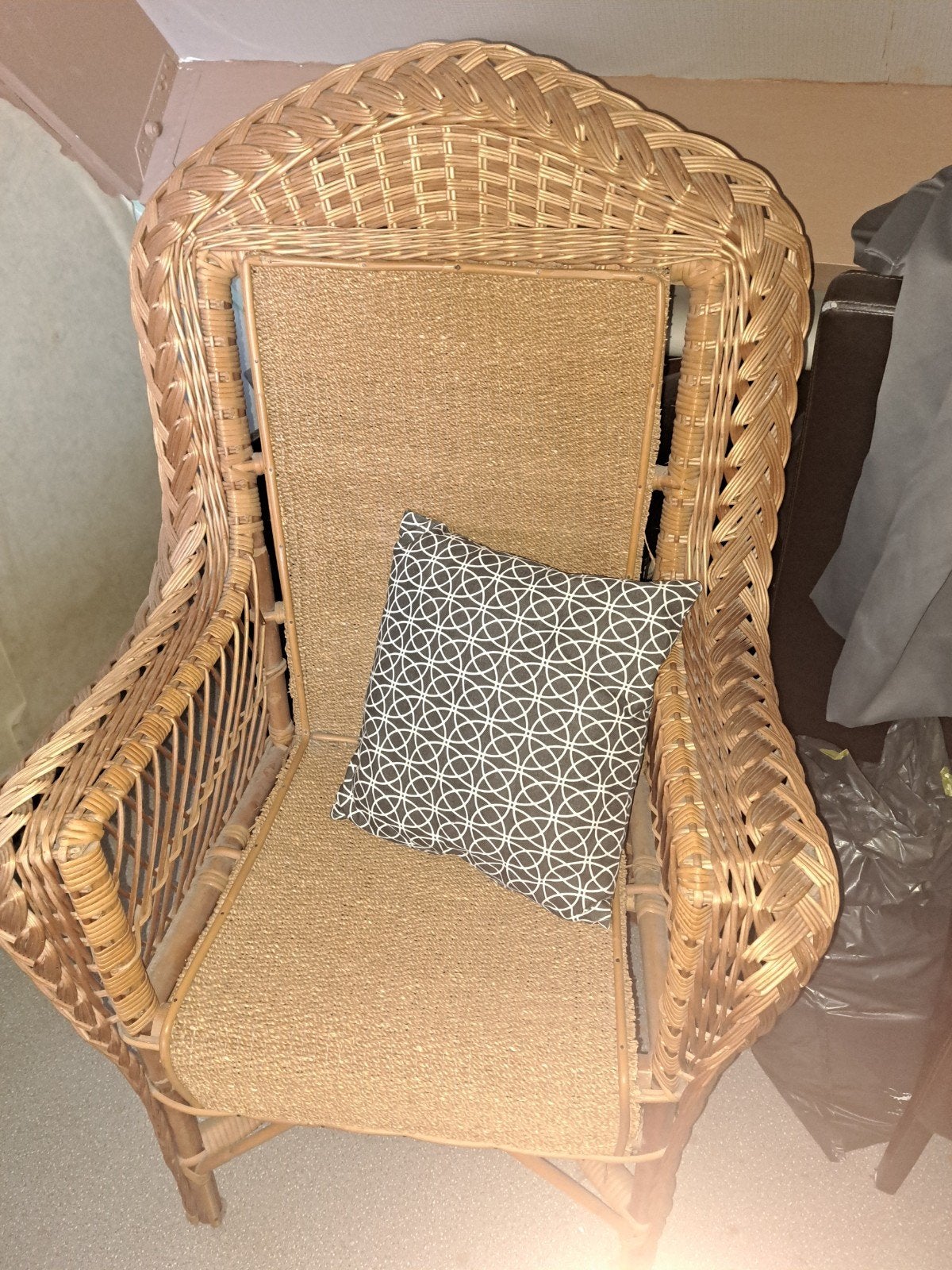 Vintage rotan stoel met rieten zitting, Huis en Inrichting, Ophalen, Gebruikt, Bruin, Riet of Rotan