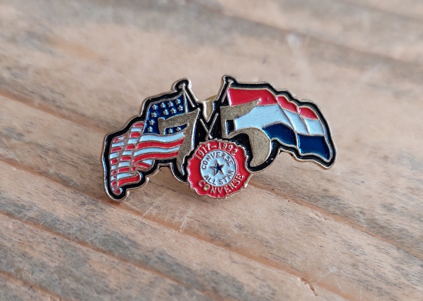 Pin Converse All Star 75 Jaar vlaggen USA Nederland, Ophalen of Verzenden, Zo goed als nieuw, Merk, Speldje of Pin