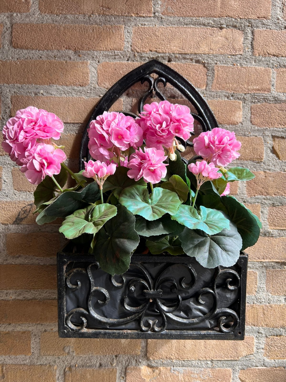 GIETIJZER WANDDECORATIE  2xKUNSTBEGONIA a €12,95 INTRATU, Ophalen of Verzenden, Zo goed als nieuw