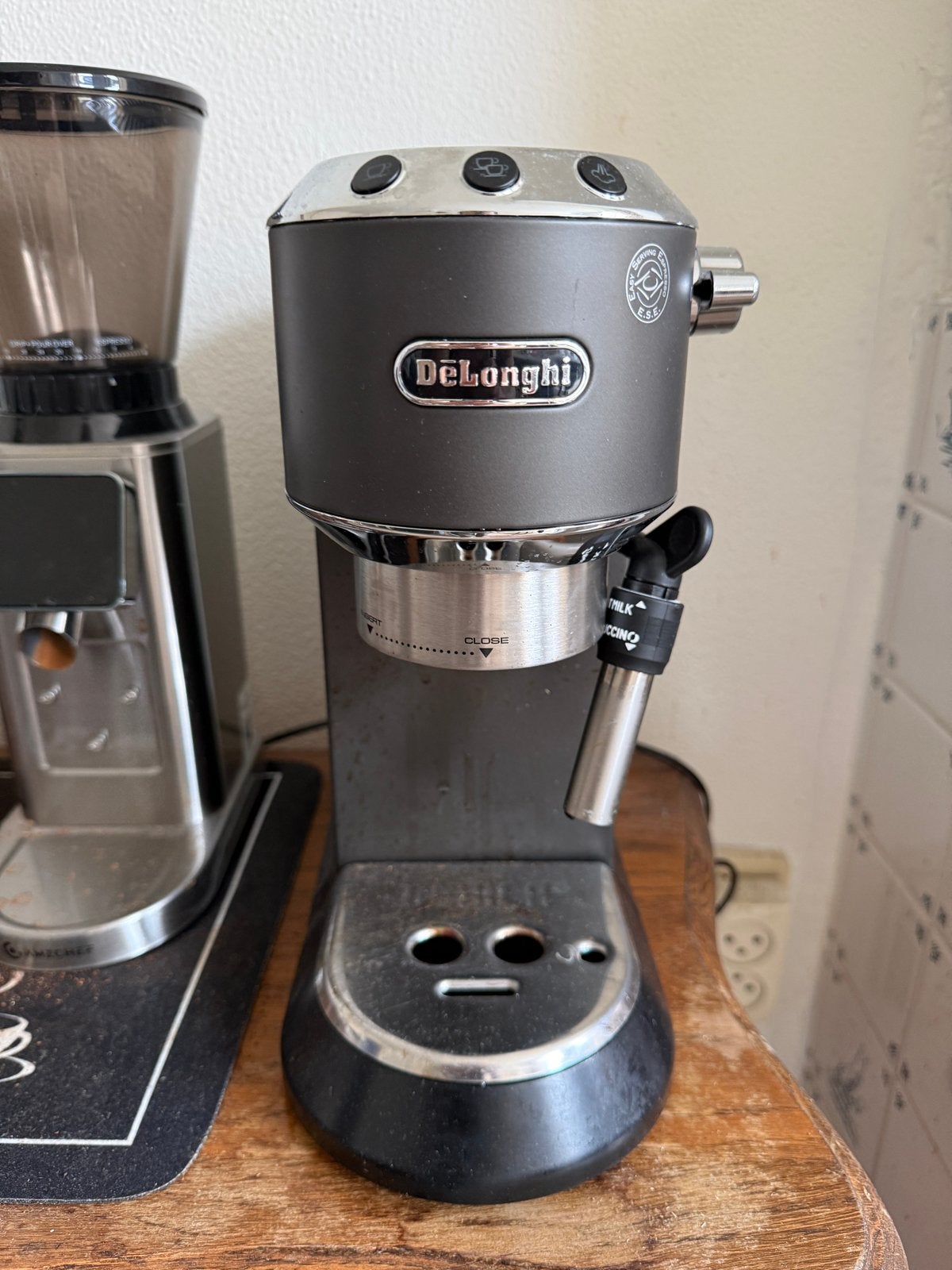 DeLonghi Dedica Style EC 685.BK Espressoapparaat, Afneembaar waterreservoir, Gebruikt, Espresso apparaat, Gemalen koffie