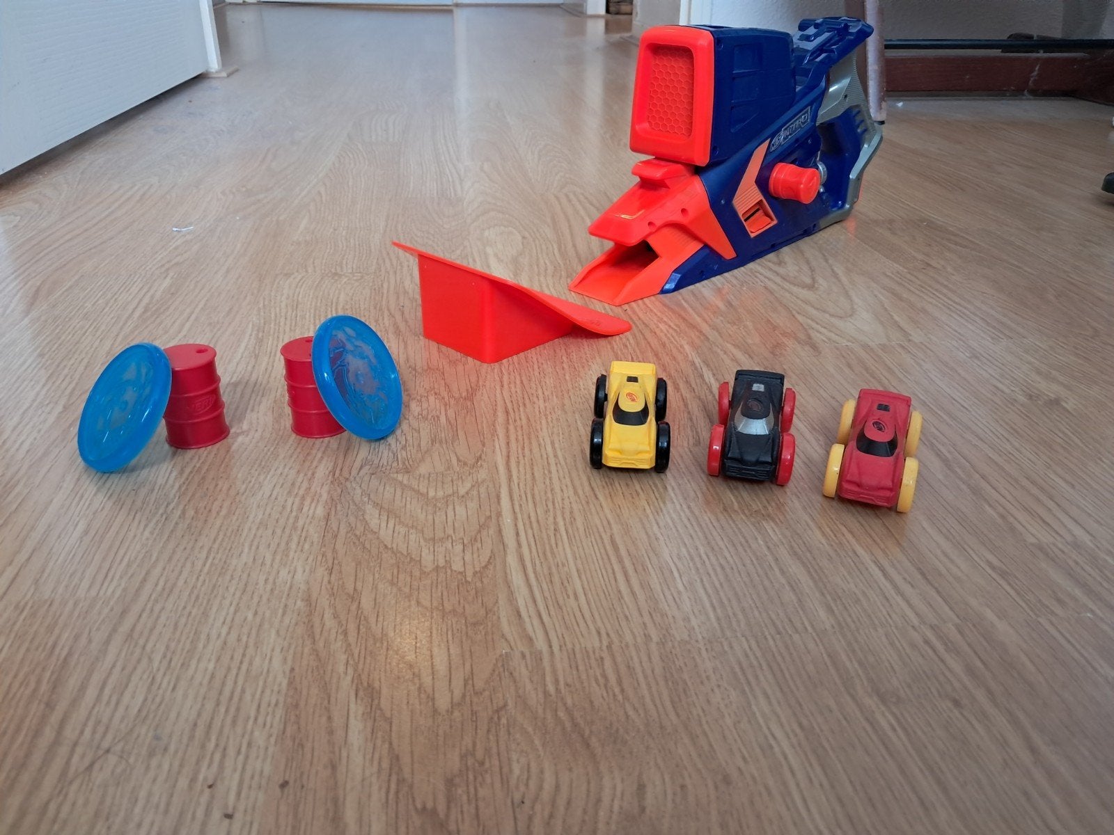 Nerf Nitro Blaster met 3 auto's en accessoires, Ophalen of Verzenden, Zo goed als nieuw