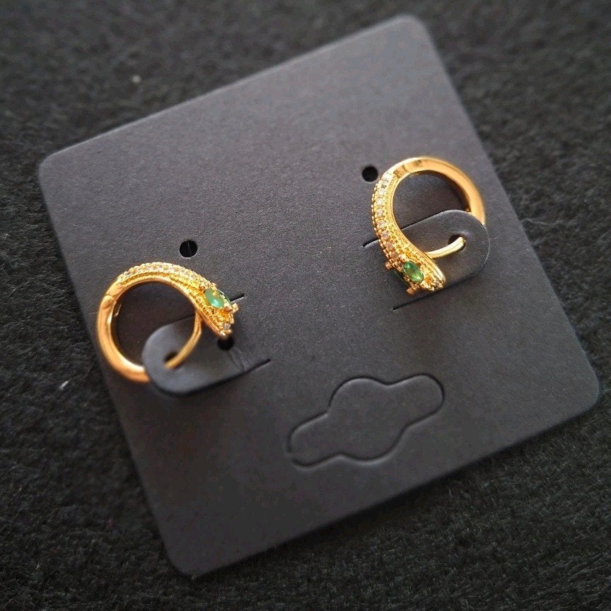 Gouden slang oorbellen met groene edelstenen, Overige materialen, Hangers, Nieuw, Ophalen of Verzenden