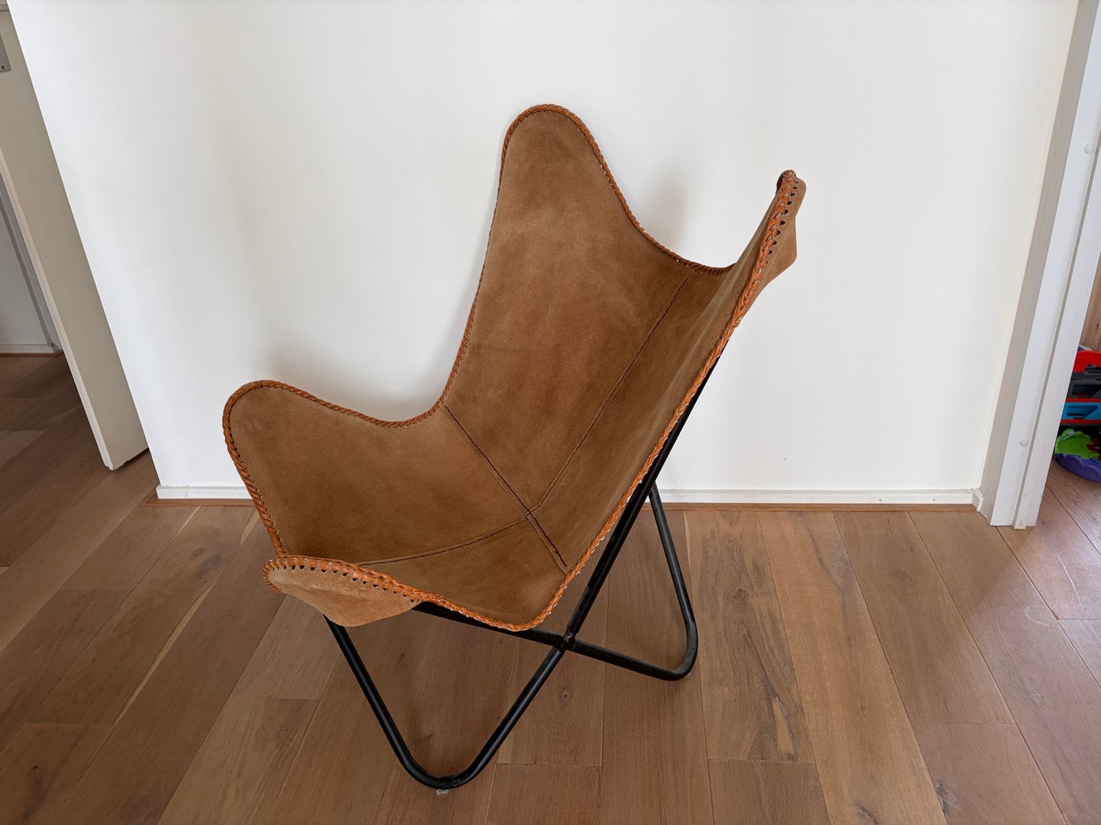 Vlinderstoel - Bruin Suède met Zwart Frame, Huis en Inrichting, Ophalen, Gebruikt, Bruin, Leer