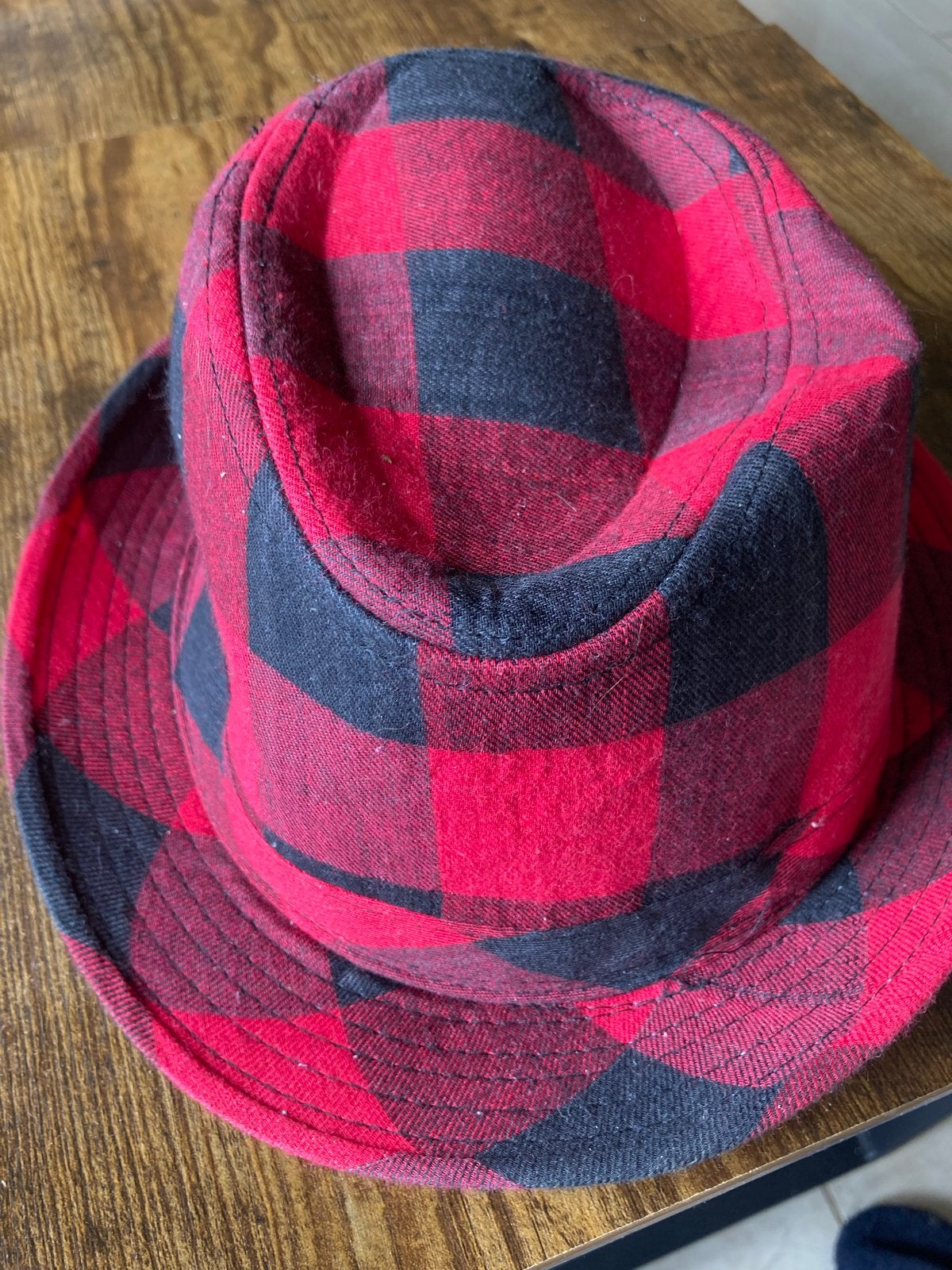 Geruite hoed rood/zwart - Maat 57 cm - Zeer goede staat, Ophalen of Verzenden, Zo goed als nieuw, Hoed