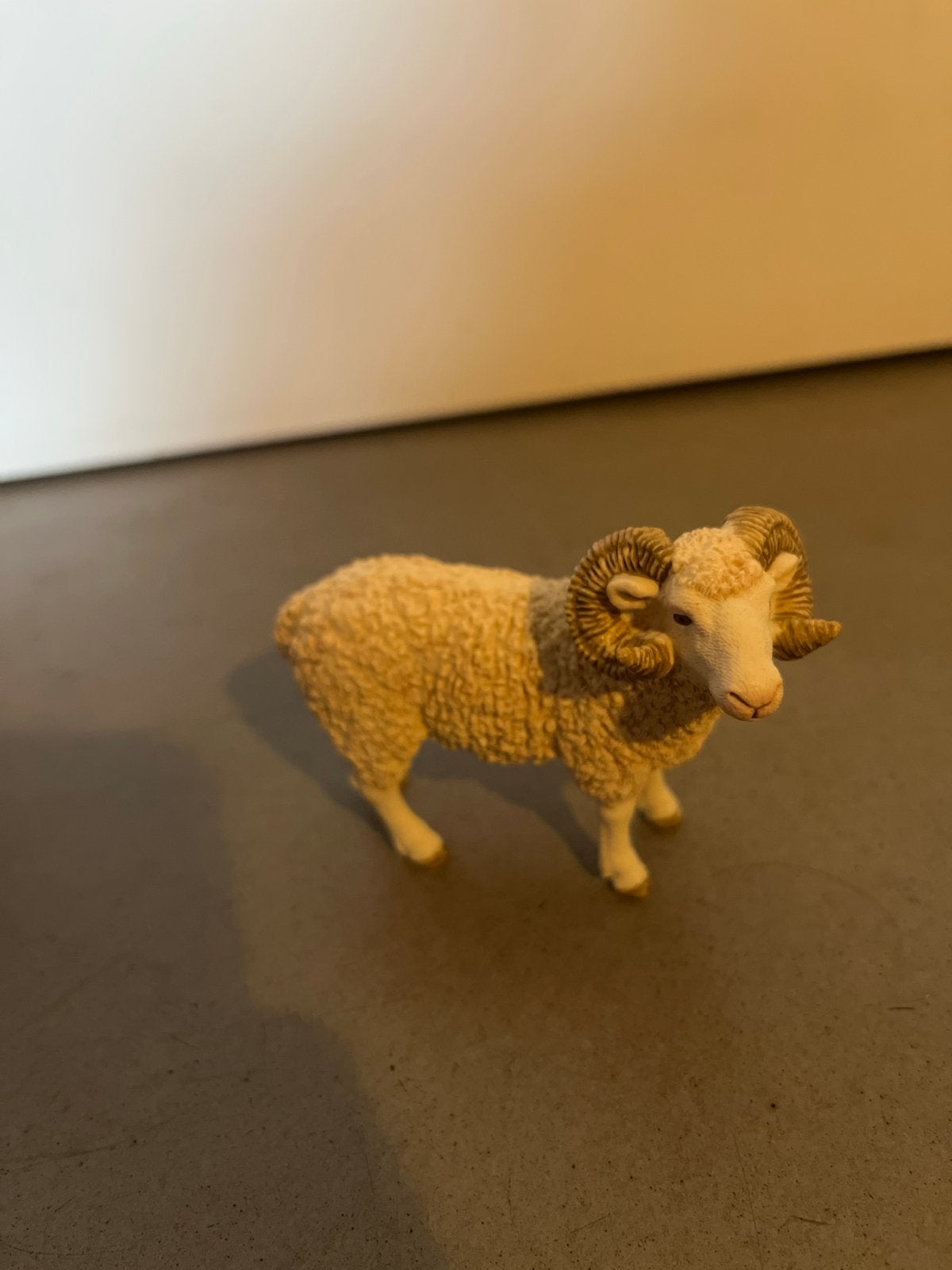 Schattig schaap beeldje met hoorns van schleich, Verzamelen, Dierenverzamelingen, Ophalen of Verzenden, Zo goed als nieuw, Boerderijdier