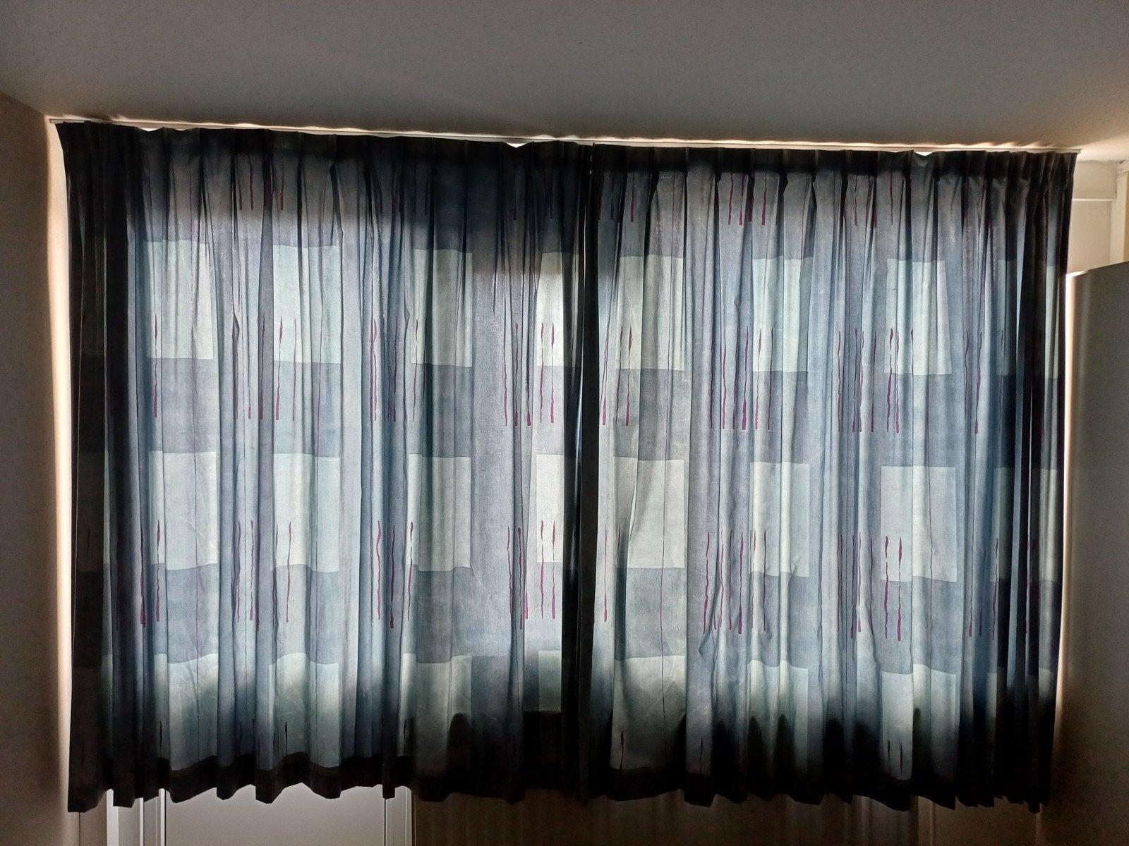 Gordijnen met patroon - Grijs/blauw Paars, Gebruikt, Ophalen of Verzenden, Lichtdoorlatend, Grijs