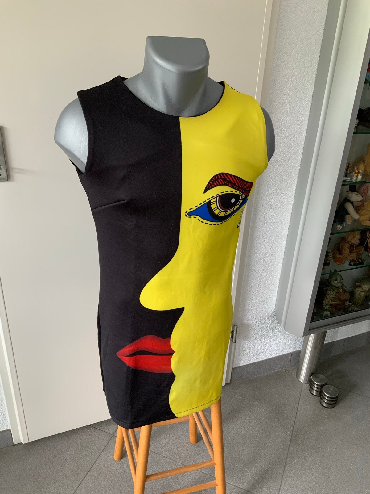 Zwarte en gele jurk met gezichtsprint maat XS, Zwart, Nieuw, Ophalen of Verzenden, Maat 34 (XS) of kleiner