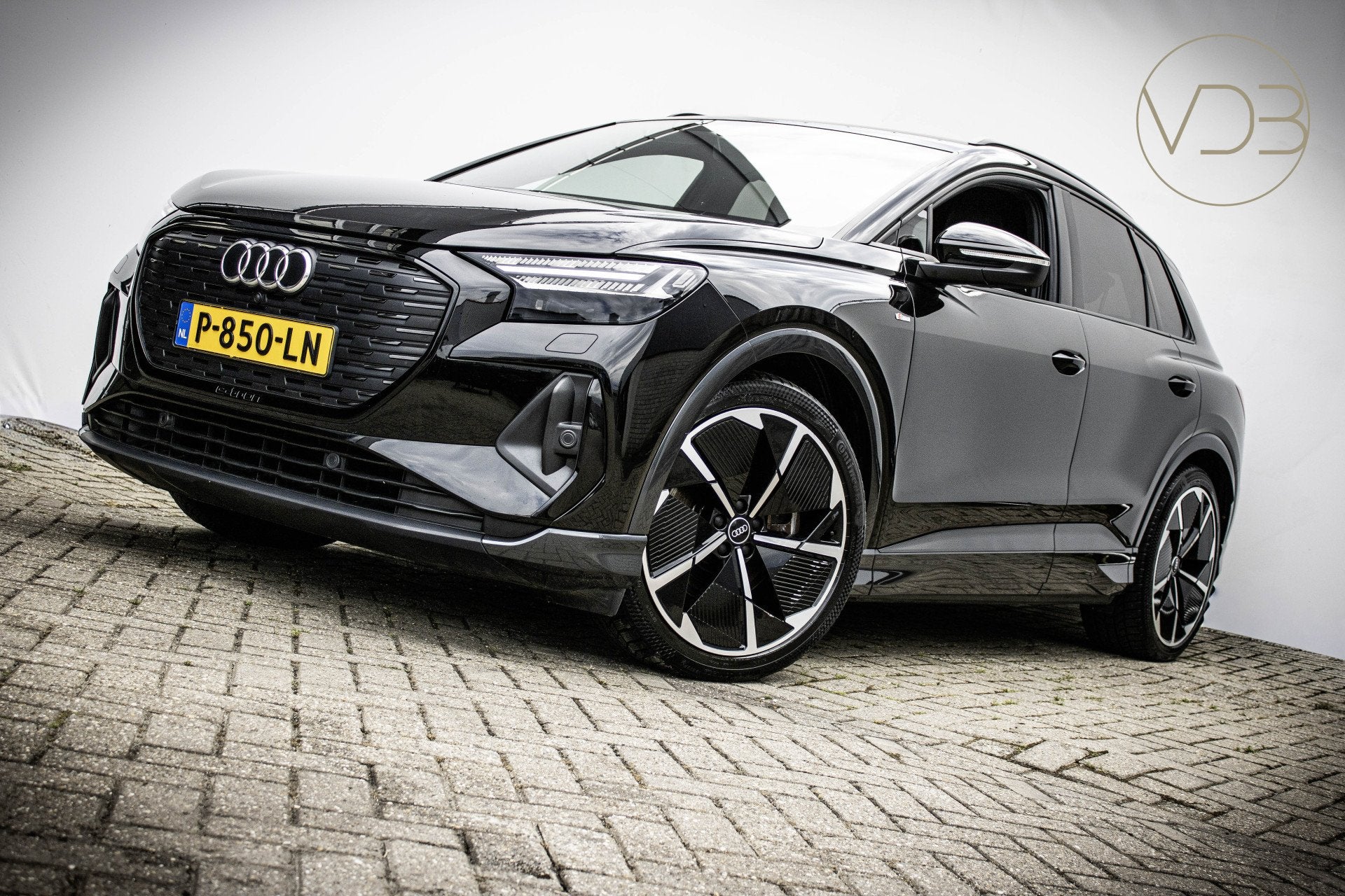 Audi Q4 e-tron 40 204pk SOH 93,7% S-Line Competition RS stoe, Achterwielaandrijving, Gebruikt, Zwart, Zwart