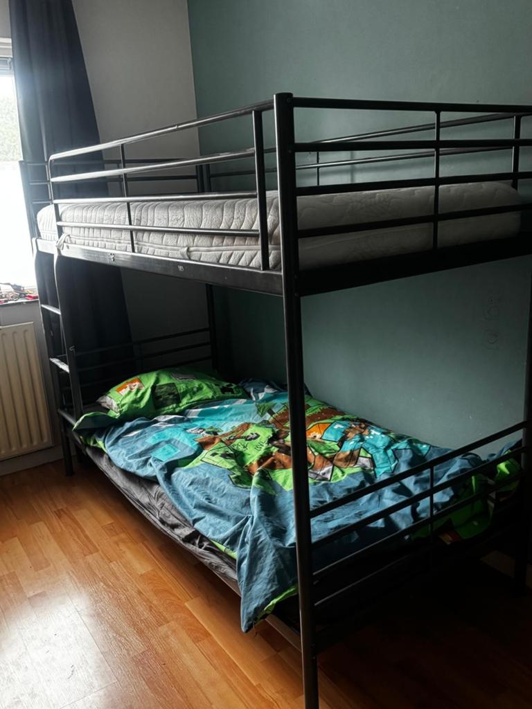 Stevig metalen stapelbed met matrassen, Ophalen, Gebruikt, Stapelbed