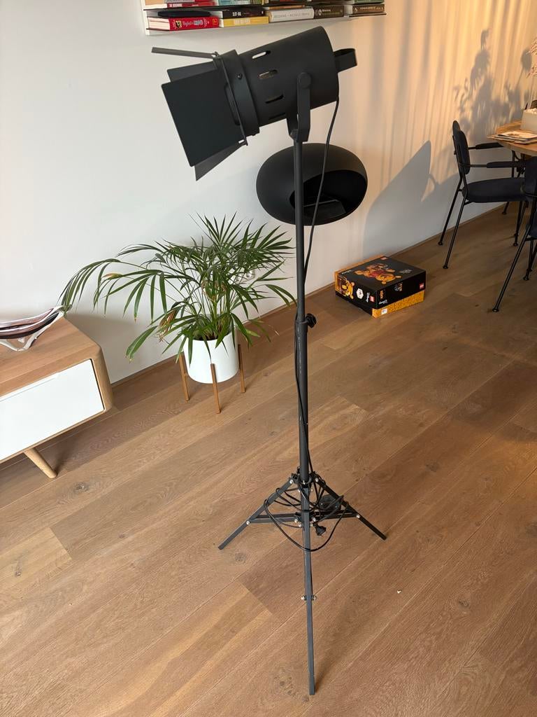 Zwarte vloerlamp in theater spot stijl, Ophalen of Verzenden, Zo goed als nieuw, Metaal, 150 tot 200 cm