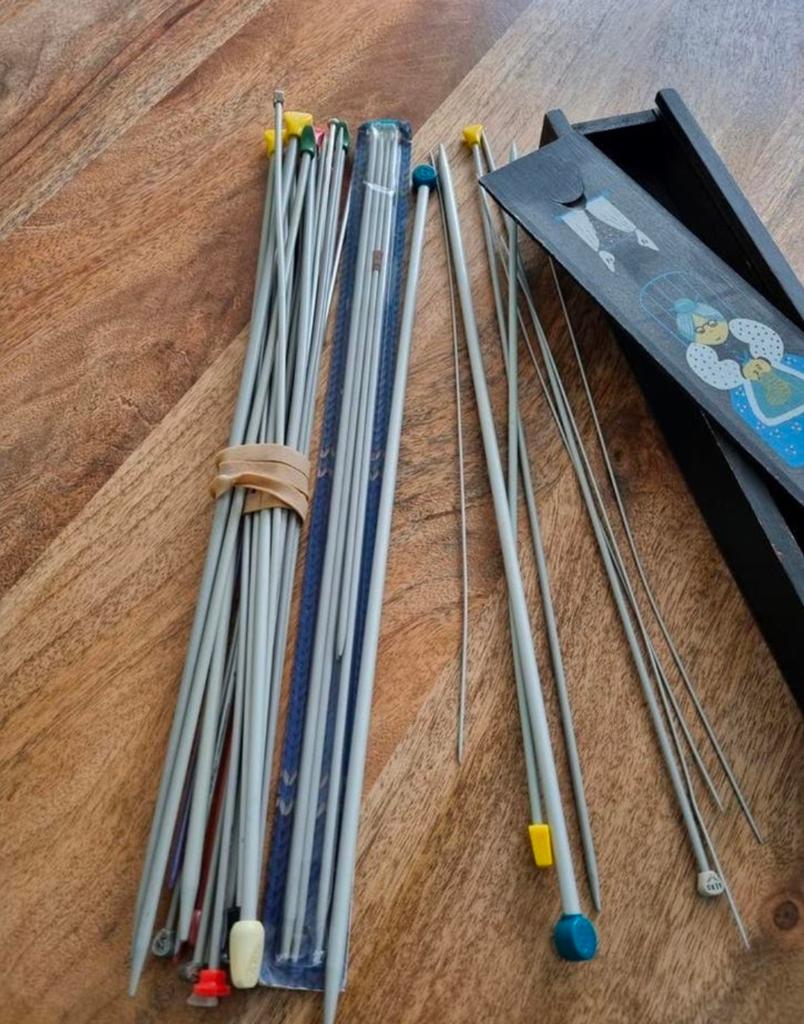 Breinaalden set met verschillende maten en doos, Hobby en Vrije tijd, Breien en Haken, Ophalen of Verzenden, Gebruikt, Breien