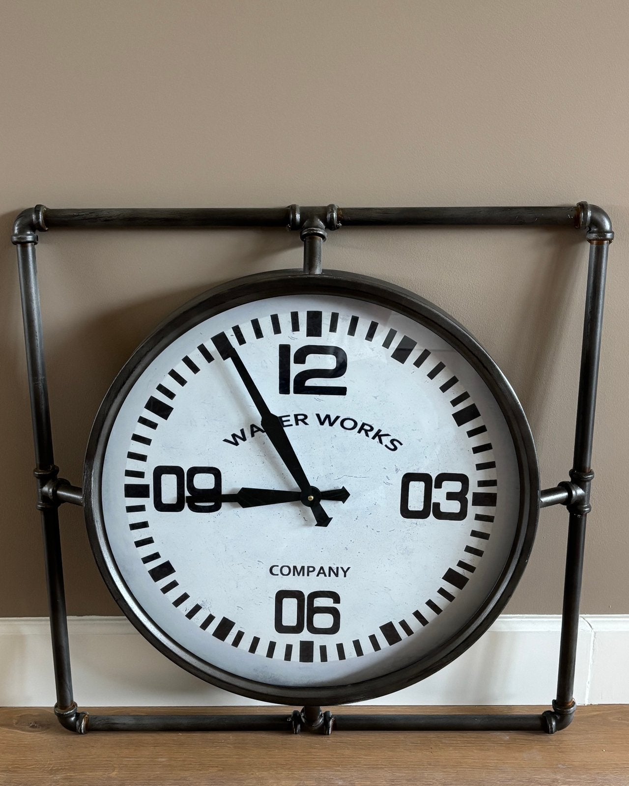 Industriële Wandklok - Water Works Company 63,5 cm, Huis en Inrichting, Ophalen of Verzenden, Zo goed als nieuw, Analoog, Wandklok