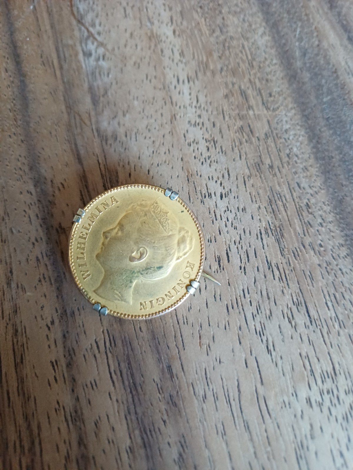 Gouden Wilhelmina munt broche, Ophalen, 4 tot 7 cm, Gebruikt, Goud