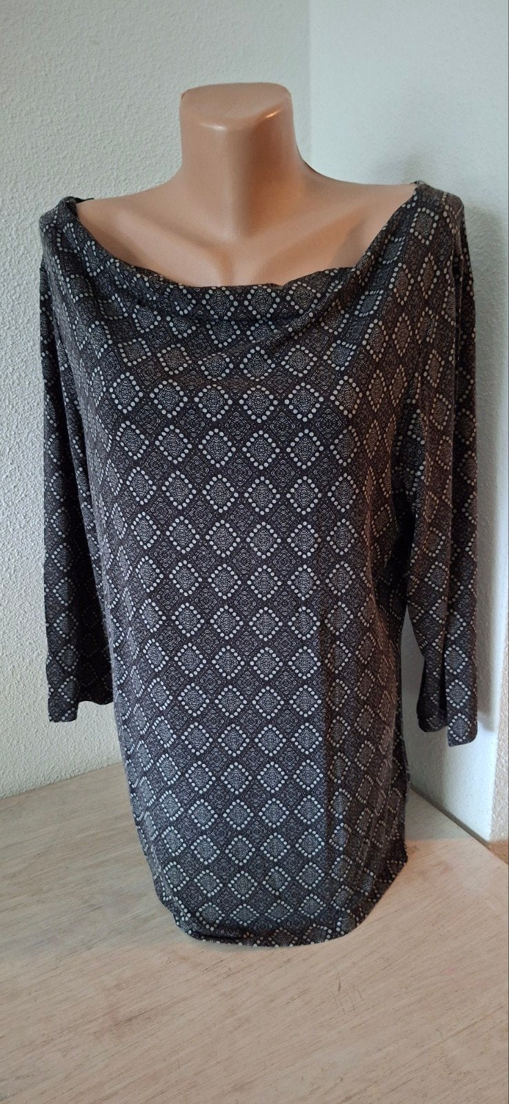 Zwart wit truitje Laura di Sarpi maat 40 boothals 3/4 mouw
M, Kleding | Dames, Maat 38/40 (M), Zwart, Ophalen of Verzenden, Zo goed als nieuw