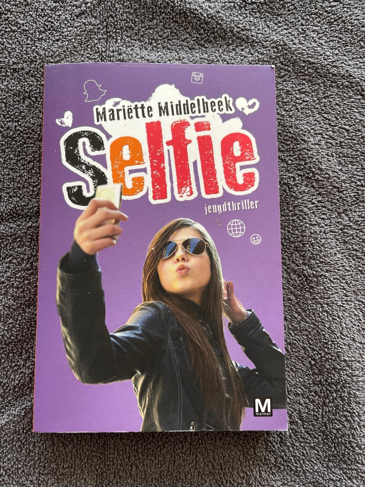 Selfie - Jeugdthriller van Mariëtte Middelbeek, Ophalen, Zo goed als nieuw, Fictie