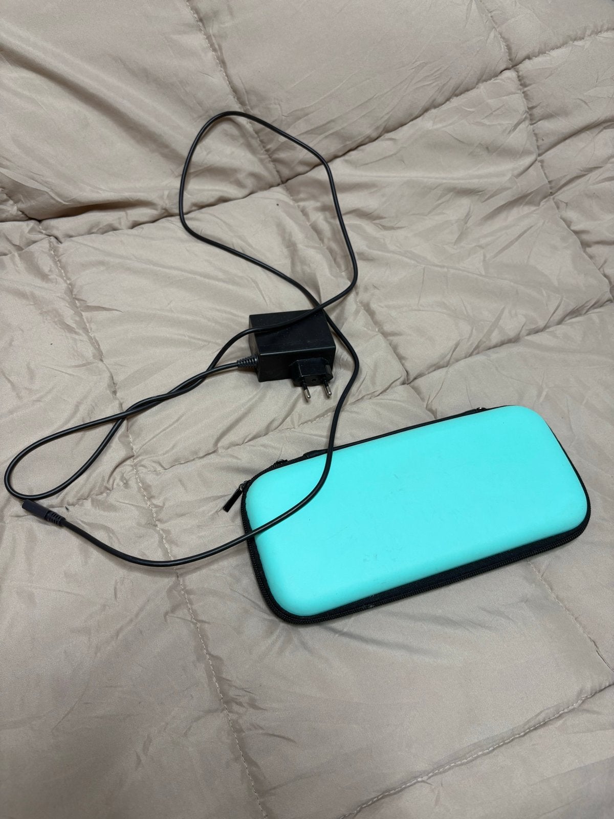 Foto 2 van Nintendo Switch OLED met hoes en oplader