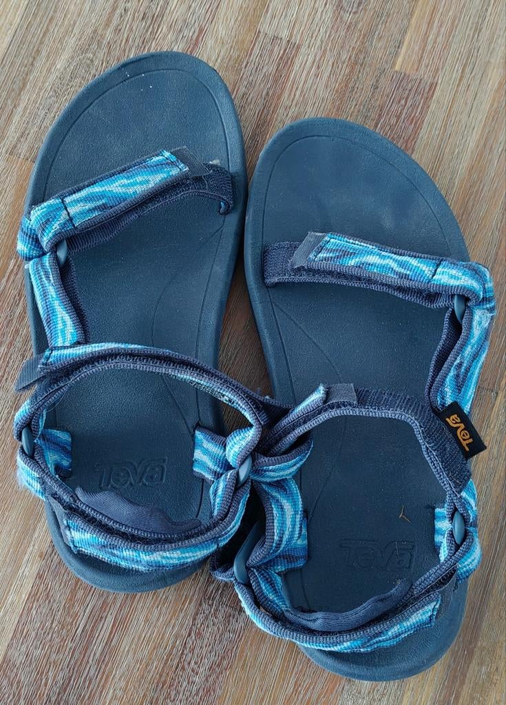 Blauwe Teva sandalen in maat 35, Kinderen en Baby's, Kinderkleding | Schoenen en Sokken, Gebruikt, Jongen of Meisje, Overige typen