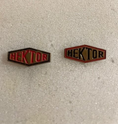 HEKTOR landbouw / tractor speldjes, Verzamelen, Speldjes, Pins en Buttons, Ophalen of Verzenden, Gebruikt, Overige onderwerpen