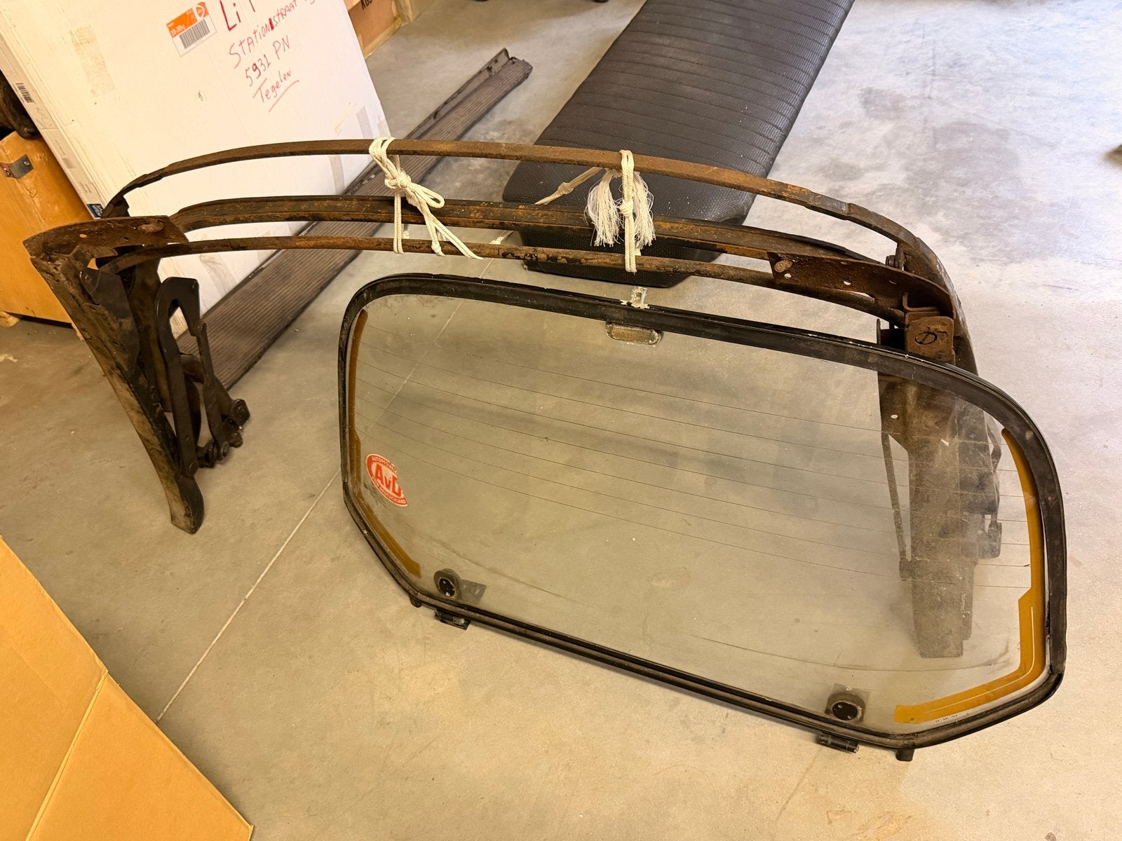 Frame en achteruit Karmann gia cabrio, Motoren, Ophalen