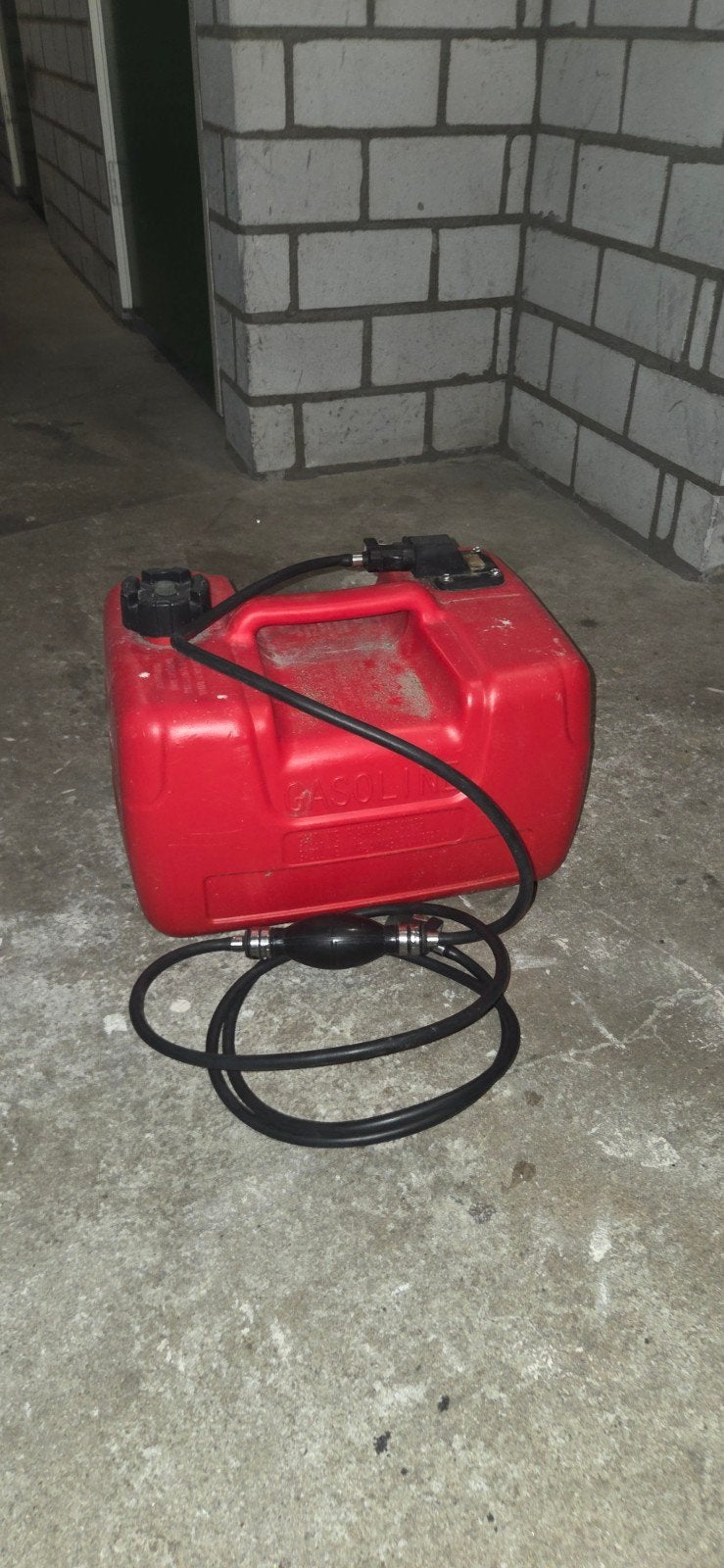 12L yamaha brandstof tank met slang buitenboord motor, Watersport en Boten, Ophalen, Zo goed als nieuw, Motor en Techniek