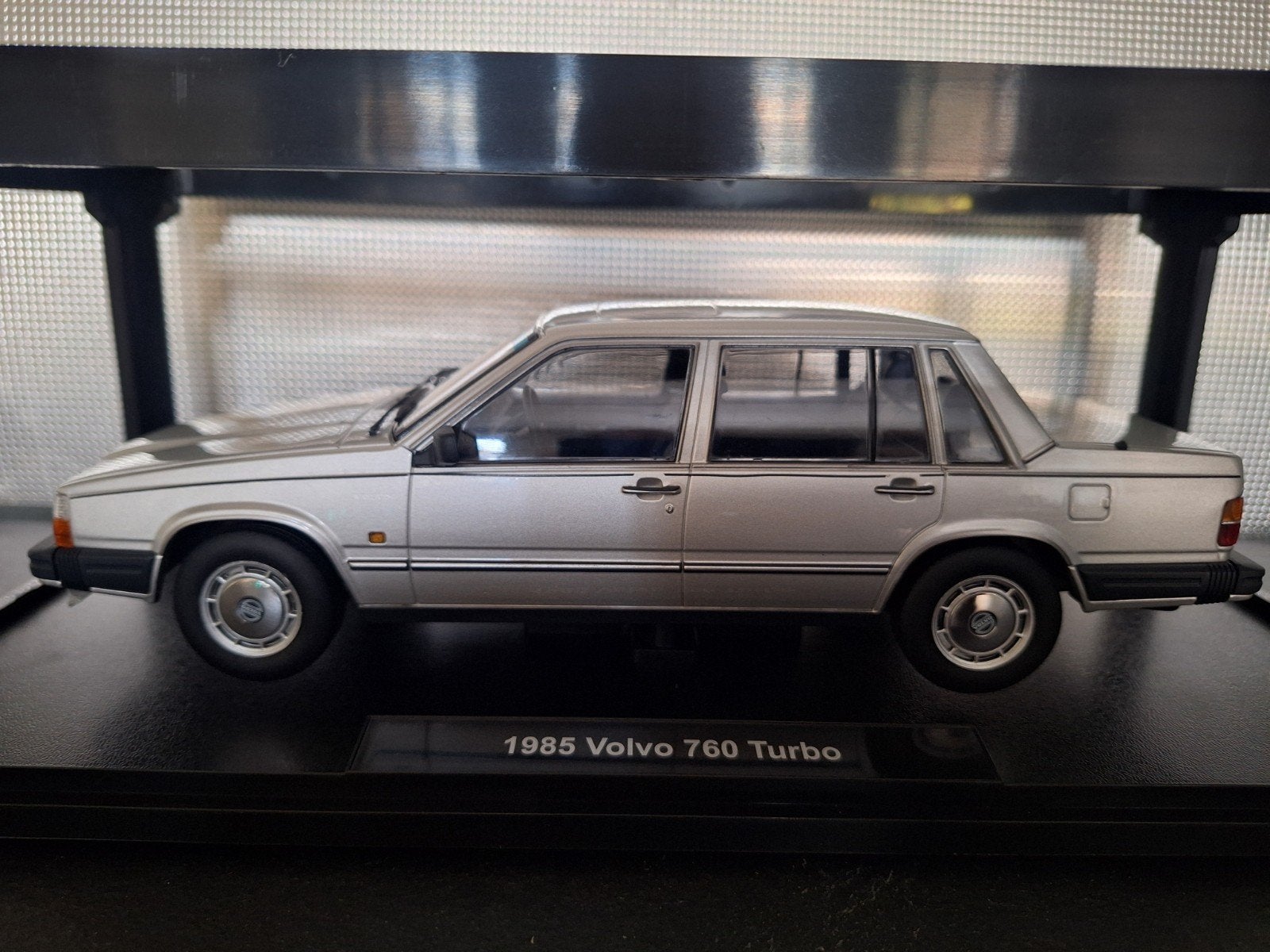 Volvo 760 1985 Schaal 1:18, Hobby en Vrije tijd, Modelauto's | 1:18, Overige merken, Triple 9, Nieuw, Auto