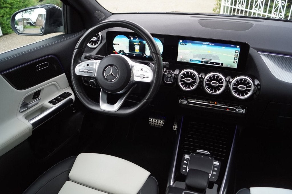 Mercedes-Benz GLA-klasse 250 4MATIC AMG Line Autom Panodak L, Auto's, Mercedes-Benz, Gebruikt, 4 cilinders, 2000 kg, Zwart