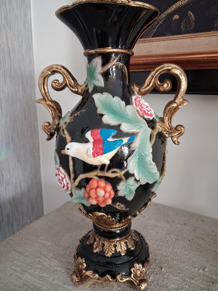 Decoratieve vaas met vogel en bloemen, zwart en goud, Antiek en Kunst, Ophalen of Verzenden