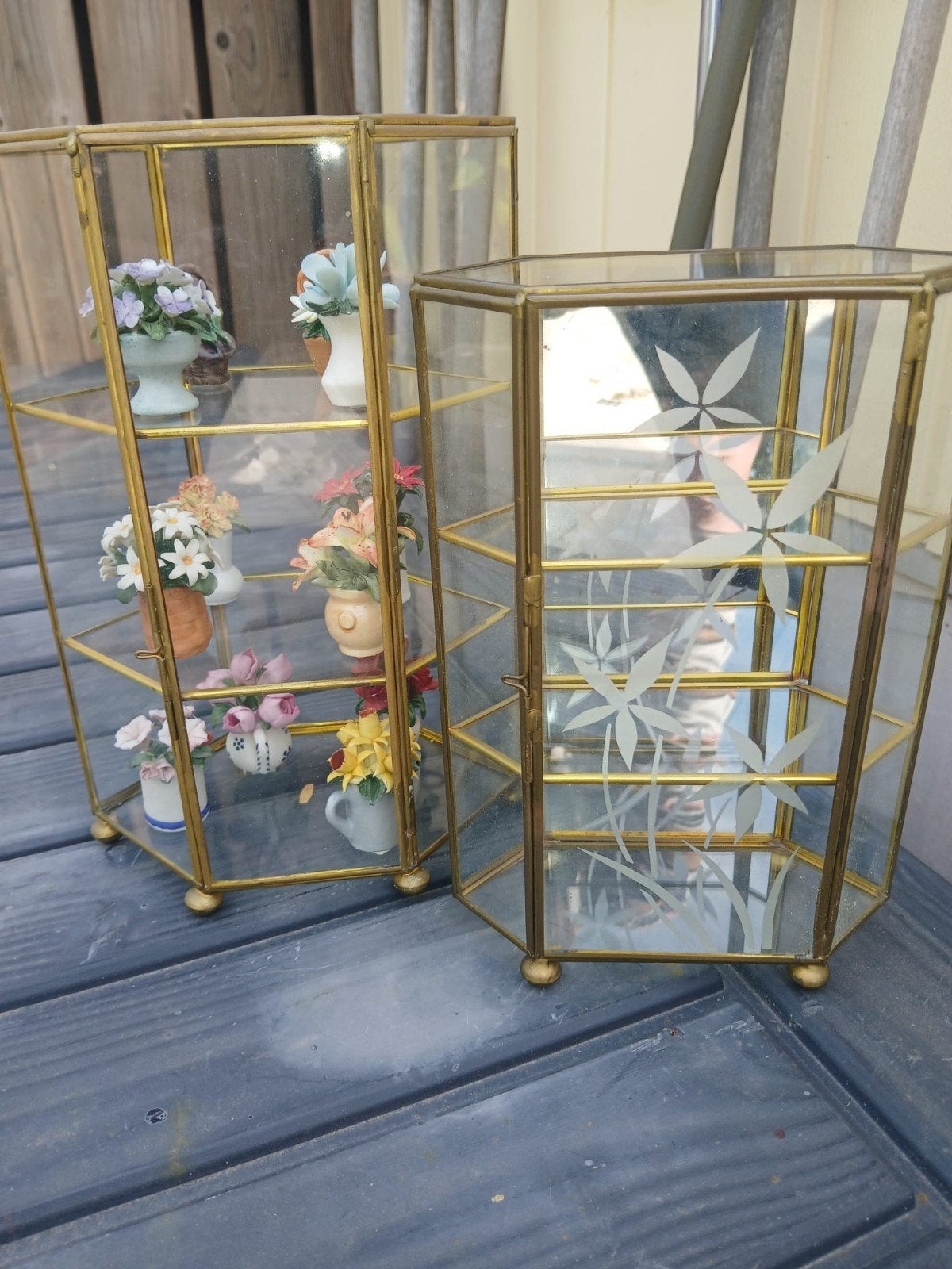 3 kleine vitrine kastjes, Ophalen, 5 – 50