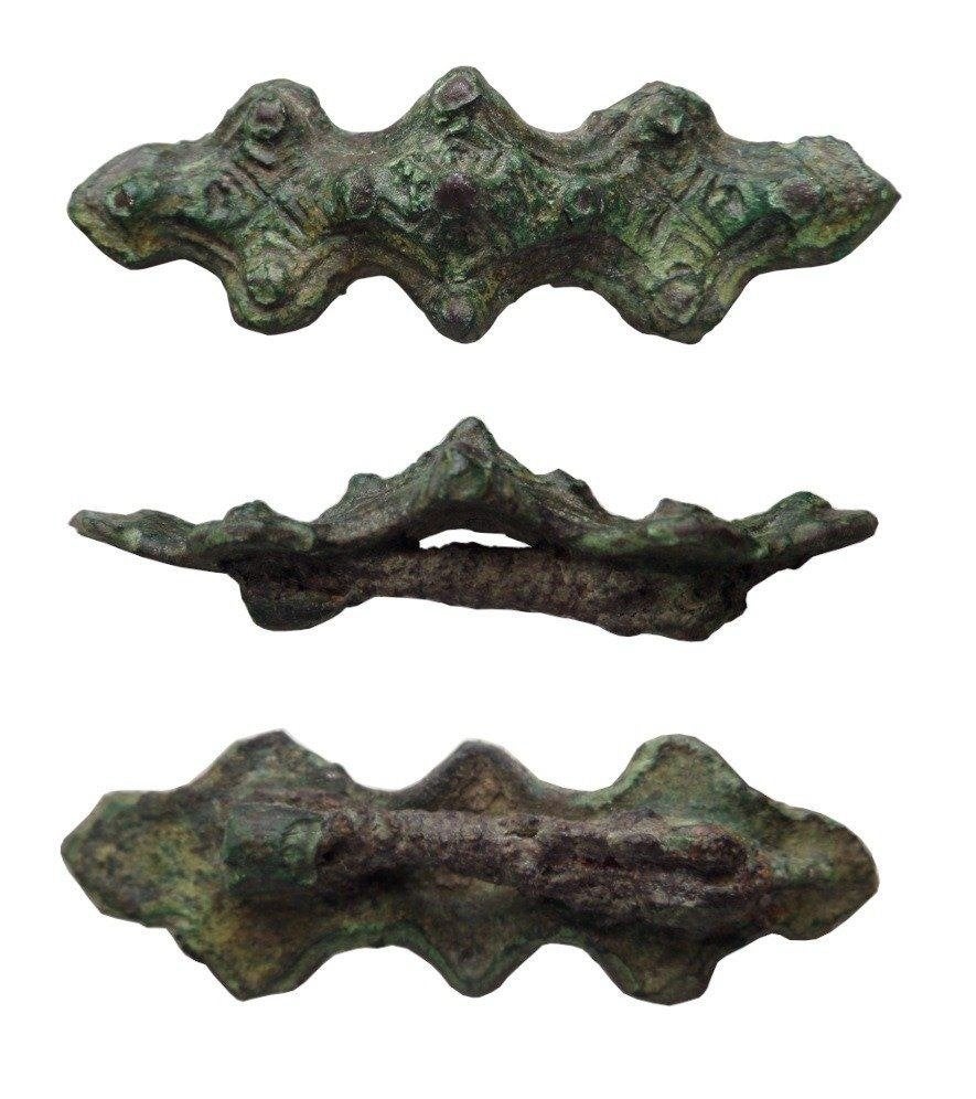 Bodemvondst Vroeg Middeleeuw Viking gelijkarmige fibula, Antiek en Kunst, Verzenden, Brons
