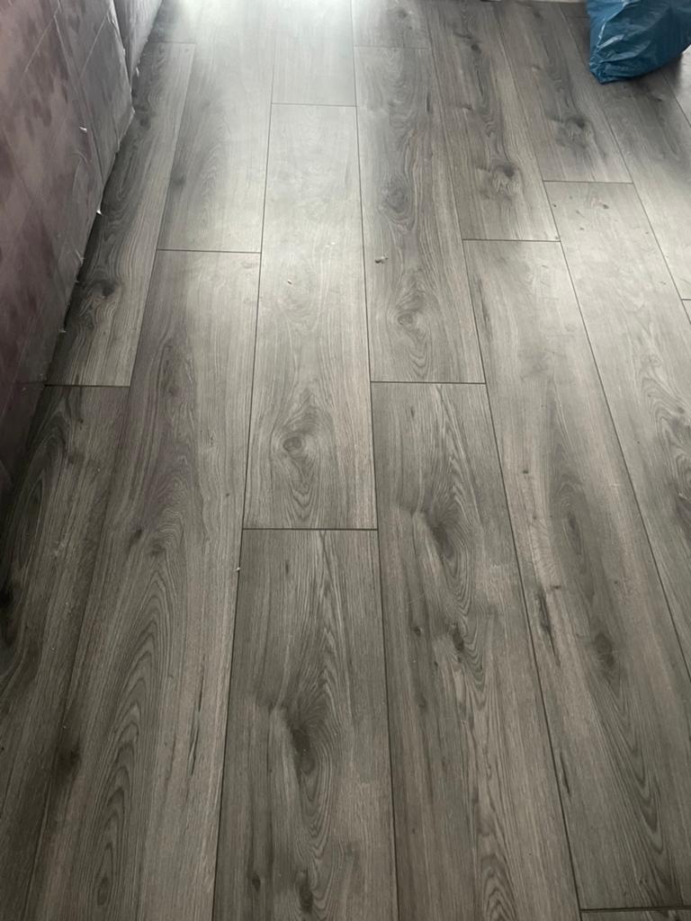 Grijs laminaat vloer, Doe-het-zelf en Verbouw, Vloerdelen en Plavuizen, Ophalen, 50 tot 150 cm, Zo goed als nieuw, 10 m² of meer