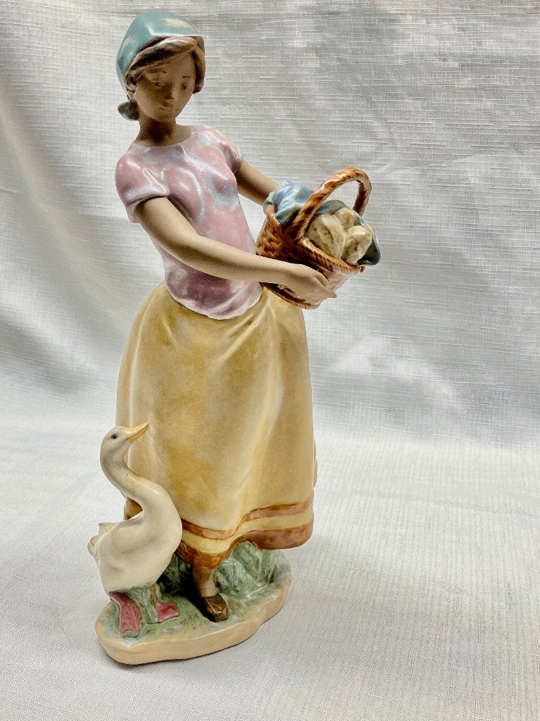 Lladró Gres 2329 Daily Chores meisje met gans 33 cm 1995-'97, Verzamelen, Verzenden, Gebruikt, Mens