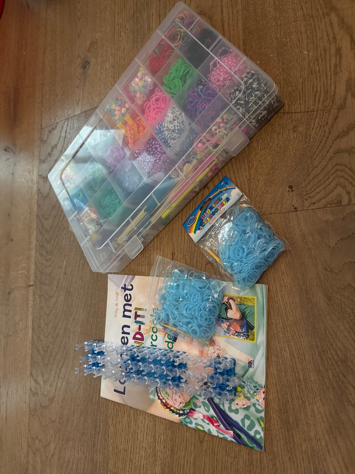 Loom Band Set met Boek en Kralen - Complete Knutselset, Hobby en Vrije tijd, Knutselen, Gebruikt, Overige thema's, Meerkleurig