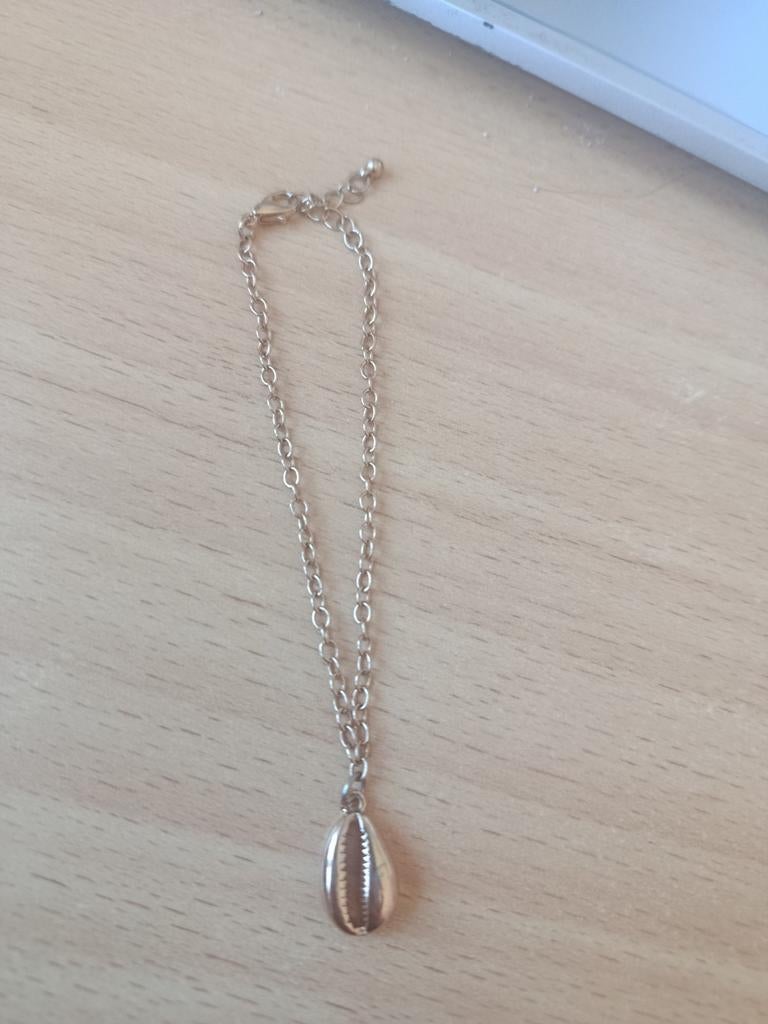 Gouden bedelarmband met schelpje, Nieuw, Ophalen of Verzenden, Met bedels of kralen, Goud