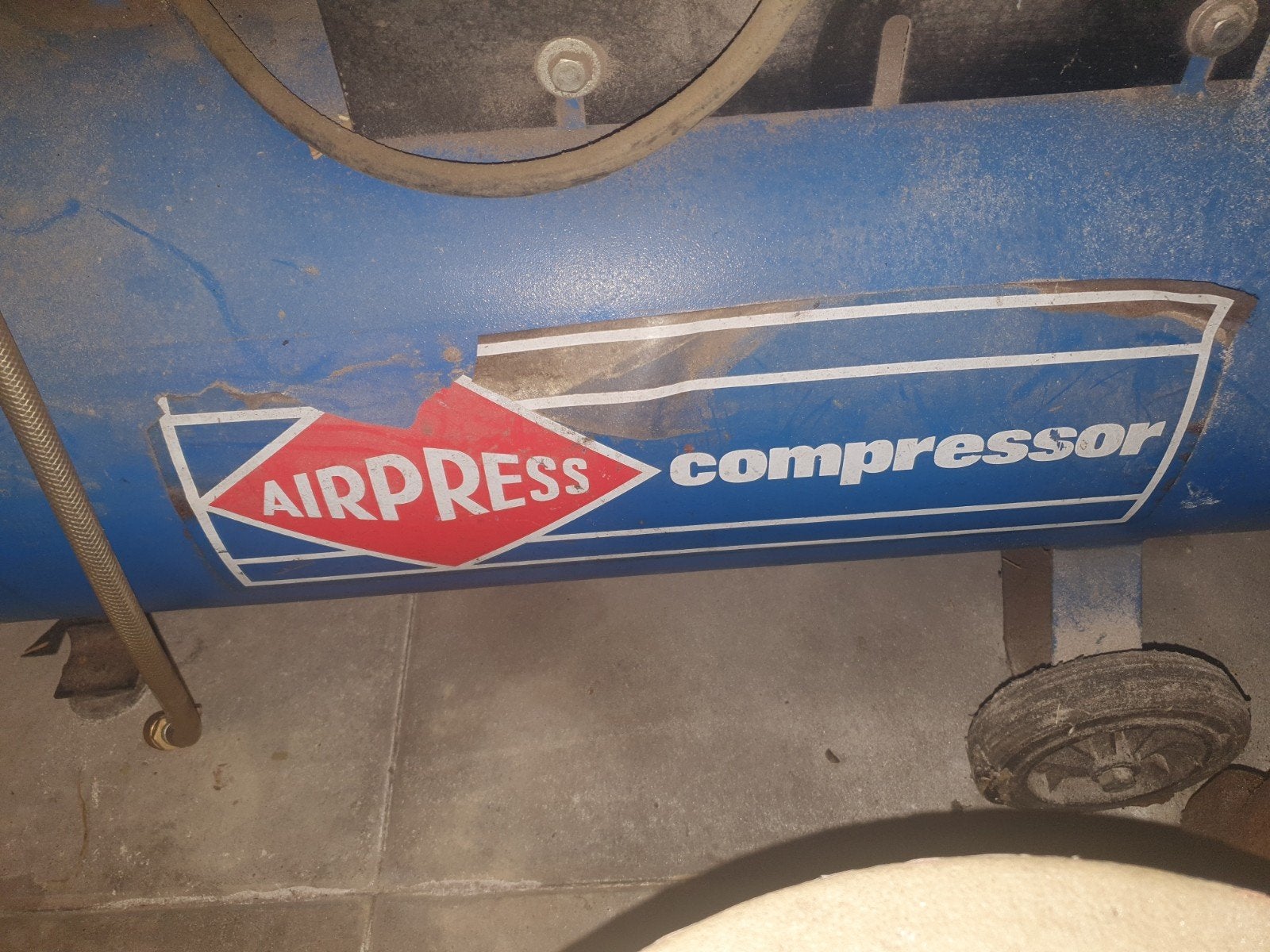 Airpress Compressor, Doe-het-zelf en Verbouw, Compressors, Ophalen of Verzenden, Zo goed als nieuw, 200 tot 400 liter/min, Mobiel