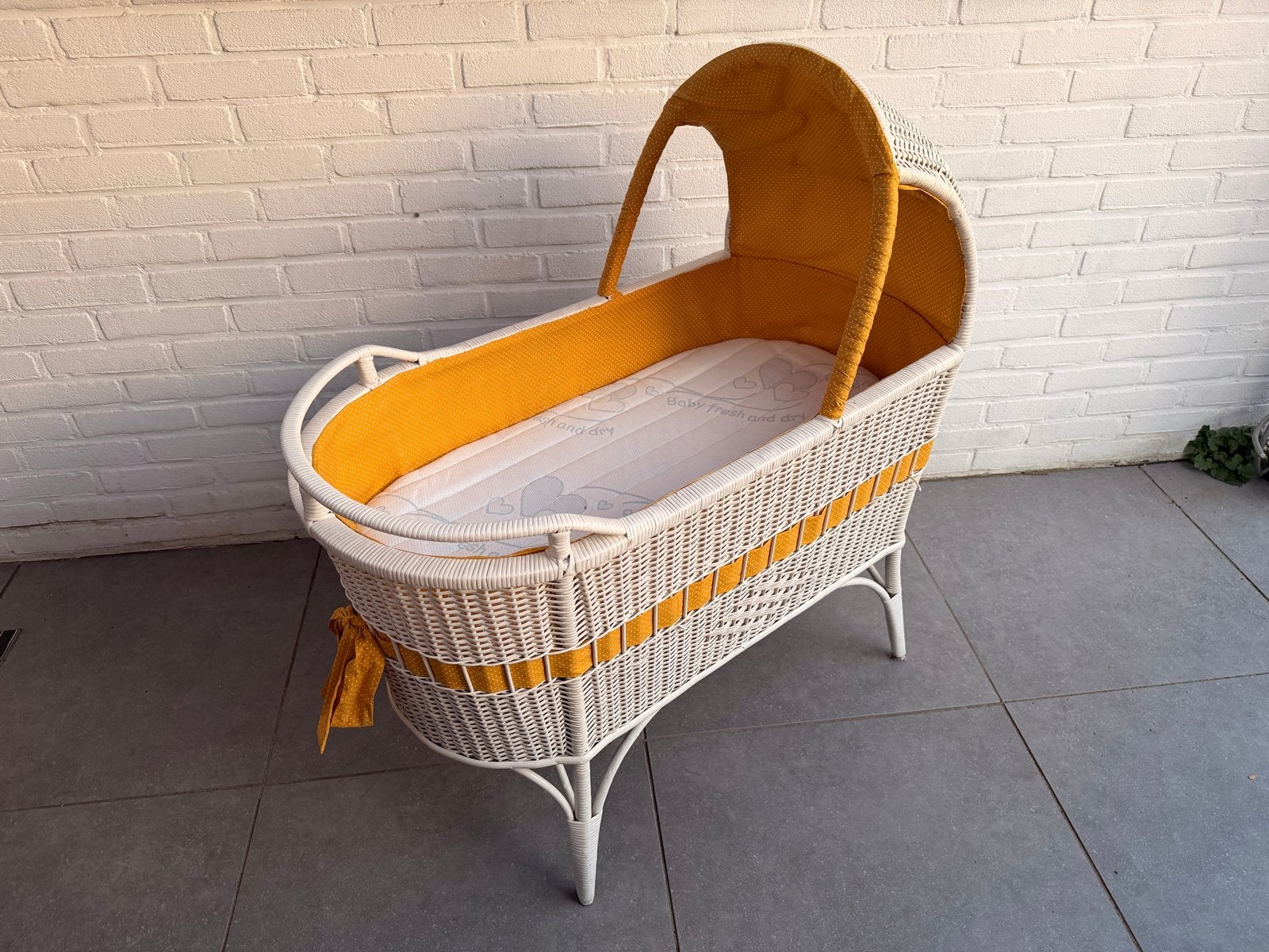 Antieke rieten wieg met geel interieur, Ophalen, Wieg