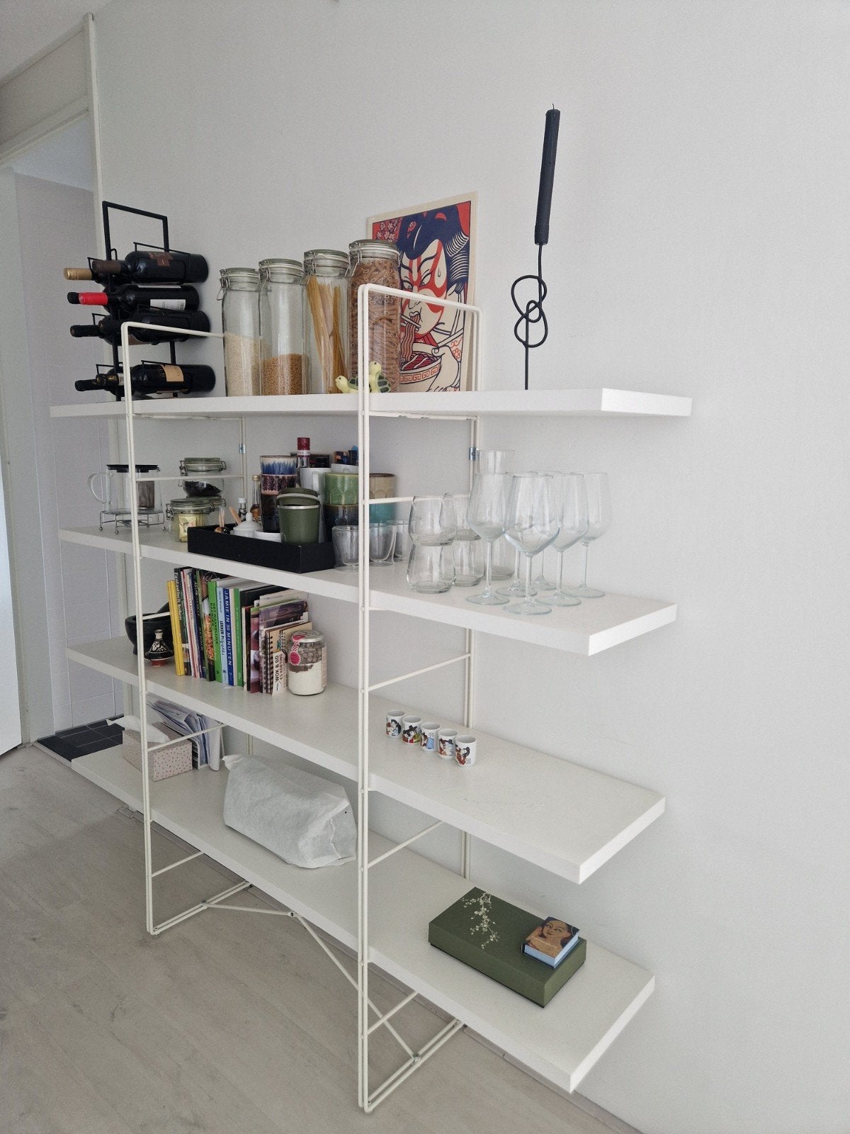 Witte wandkast met planken - lichte buiging