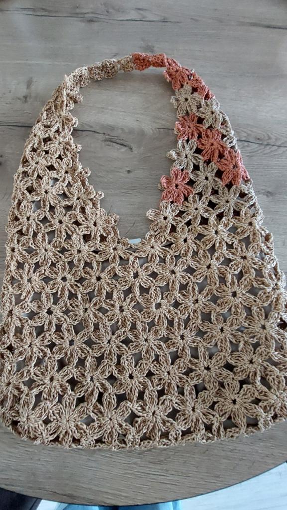 Gehaakte schoudertas met bloemenpatroon, raffia, Ophalen of Verzenden, Zo goed als nieuw, Beige, Schoudertasje